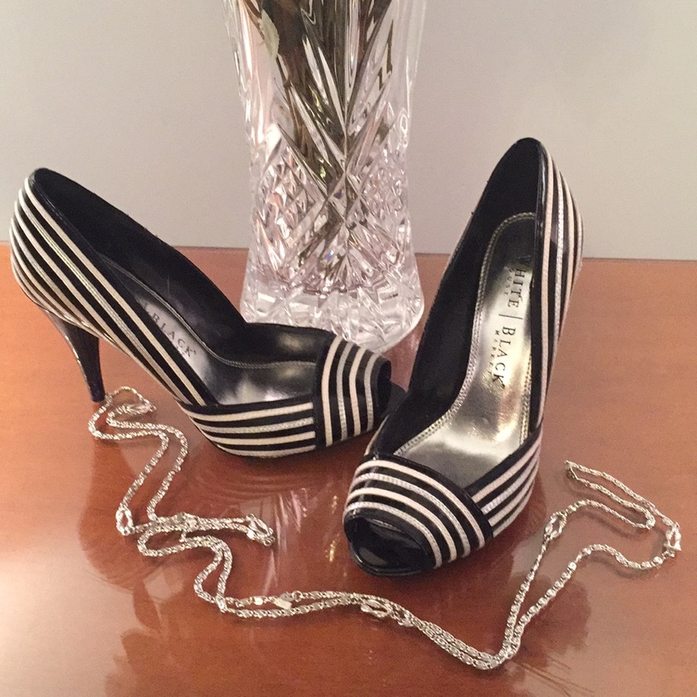 White house black market 🌹 peep toe heels